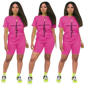 Ensemble de sport rose pour femme avec t-shirt imprimé faith et short de cycliste assorti