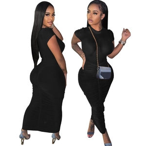 Robe longue moulante noire pour femmes avec manches courtes et détails froncés