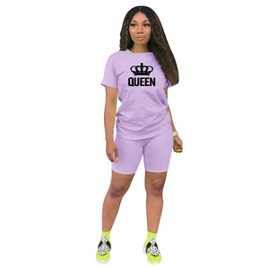 Détail d'un ensemble de sport deux pièces violet clair pour femme avec imprimé Queen