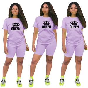 Ensemble deux pièces lavande avec imprimé couronne queen t-shirt et short cycliste femme