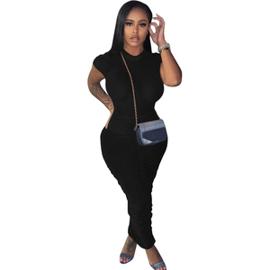 Robe maxi noire moulante avec col montant, manches courtes et détails froncés