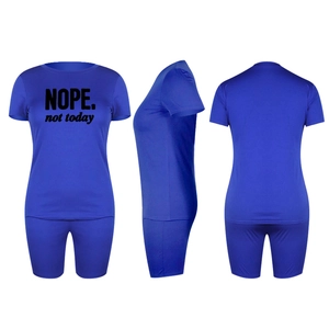 Vista a tre lati del set sportivo blu reale con t-shirt e pantaloncini stampati NOPE