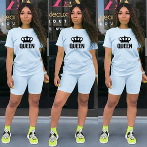 Détail de l'ensemble short cycliste bleu clair avec imprimé couronne queen et taille haute