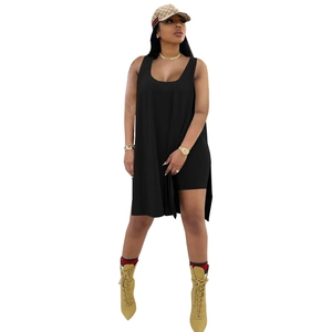 Details des schwarzen Lounge-Sets mit langem Tanktop mit Seitenschlitzen und passenden Shorts