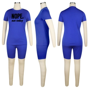 Vista tripla del set sportivo blu reale due pezzi con stampa NOPE sulla maglia