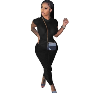 Robe longue noire ajustée à manches courtes avec détails froncés et col rond femme