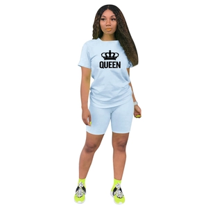 Détail d'un ensemble sport bleu clair deux pièces avec couronne noire et imprimé QUEEN