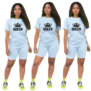 Ensemble deux pièces bleu clair pour femme avec t-shirt imprimé Queen et short cycliste