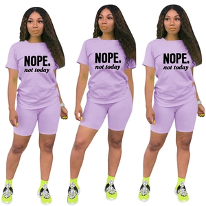 Dettaglio del set lavanda a due pezzi con t-shirt stampata NOPE e pantaloncini biker
