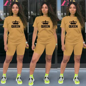 Détail de l'ensemble de sport jaune gingembre avec imprimé Queen couronne et short