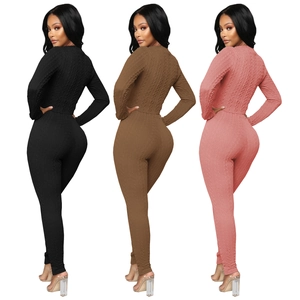 Combinaison ajustée en maille torsadée pour femme en noir, marron et rose clair