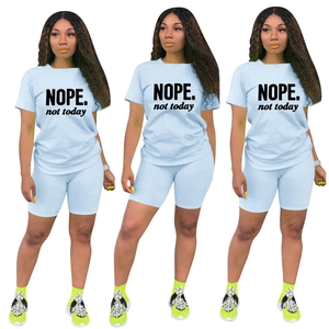 Completo relax due pezzi azzurro con t-shirt stampata NOPE e pantaloncini sport