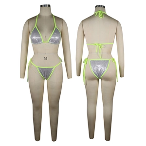 Dettaglio del bikini con paillettes argento con bordi verde neon e lacci laterali