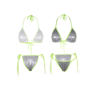 Dettaglio del bikini con paillettes argento e bordi verde neon con laccetti laterali