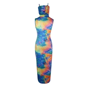 Détail d'une robe longue tie-dye colorée avec masque à capuche intégré et sans manches