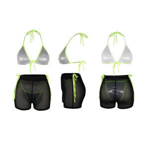 Dettagli del top bikini con paillettes e pantaloncini in rete con lacci neon verdi