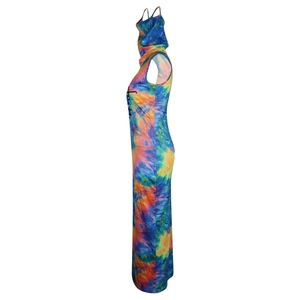 Détail de la robe longue tie-dye colorée avec capuche intégrée et imprimé Faith