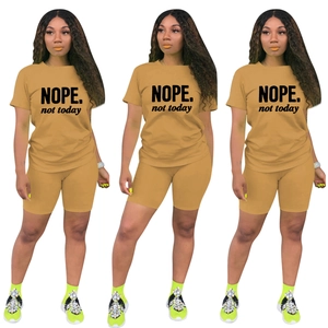 Completo due pezzi giallo senape con t-shirt stampata NOPE e pantaloncini biker