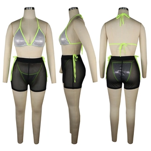 Set 3 pezzi con bikini a paillettes argento e pantaloncini in rete nera in tre diverse viste