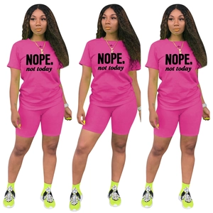 Completo sportivo rosa con t-shirt e pantaloncini a due pezzi con stampa NOPE