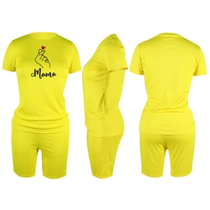 Vista a tre vie del set sportivo giallo due pezzi con stampa Mama e dito a cuore
