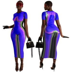 Slim fit maxi dress with body contour print, round neck and short sleeves in bold colors