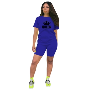 Détail de l'ensemble t-shirt et short cycliste bleu avec imprimé couronne queen