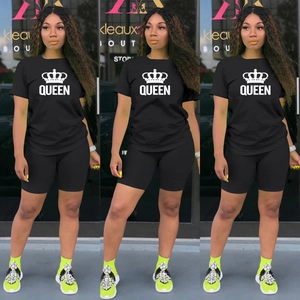 Détails de l'ensemble de sport noir avec imprimé couronne Queen et chaussettes néon
