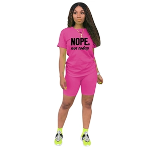 Dettaglio del completo sportivo rosa due pezzi con stampa NOPE. not today sulla maglietta