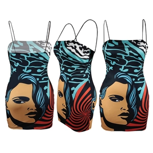Vista da tre angoli dell'abito bodycon con spalline sottili e stampa pop art viso