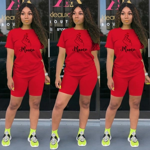 Dettaglio del set sportivo rosso due pezzi con stampa Mama, t-shirt e pantaloncini