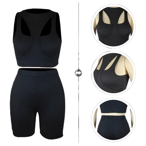 Detailweergave van zwart geribbelde sportset met naadloze afwerking en racerback