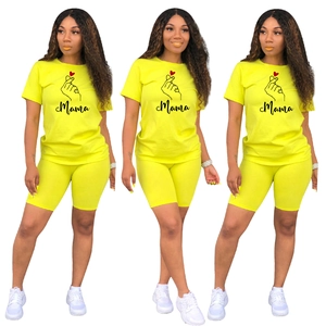 Dettaglio del set neon Mama con t-shirt girocollo e pantaloncini da ciclismo