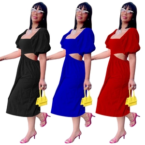 Robe à col en U, manches bouffantes et découpe en noir, bleu et rouge avec ourlet