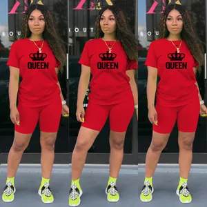 Détail d'un ensemble de sport rouge avec imprimé couronne Queen et short cycliste