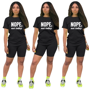 Completo 2 pezzi nero da donna con t-shirt stampata NOPE. e pantaloncini da ciclista
