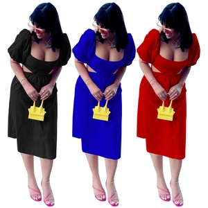 Robe midi à manches bouffantes et découpes à la taille en noir bleu et rouge