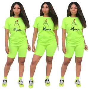 Set sportivo verde neon con scritta Mama e stampa gesto della mano a cuore