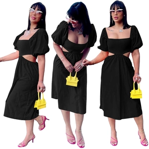 Détail d'une robe noire à manches bouffantes avec taille ajourée et coupe en A chic