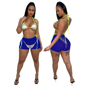 Dettaglio del set bikini tre pezzi da donna con bordo neon e pantaloncini in rete velata