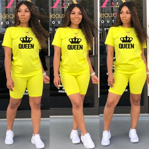 Vue en trois parties d'un ensemble t-shirt et short cycliste jaune vif avec imprimé Queen
