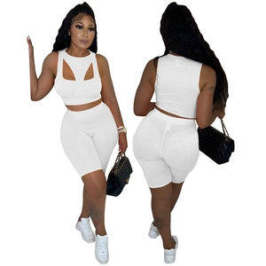Witte ribgebreide sportset voor dames met korte top en korte broek met hoge taille