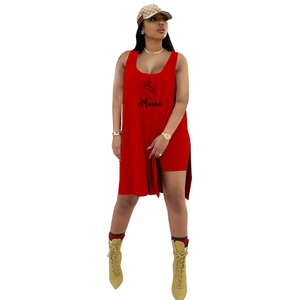 Detailansicht des Mama-Aufdrucks und der Herz-Geste auf dem roten Top und Shorts-Set
