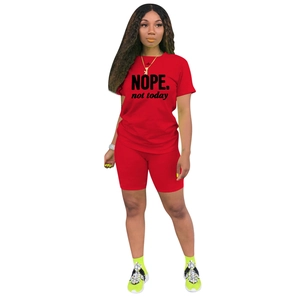 Dettaglio della stampa NOPE. not today sul completo sportivo rosso t-shirt e pantaloncini