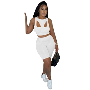 Detail van witte geribbelde stof van een tweedaagse sportset met een korte crop top