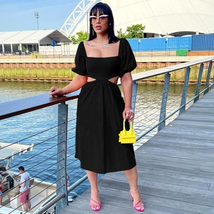 Détail d'une robe noire avec manches bouffantes et découpes à la taille élégantes