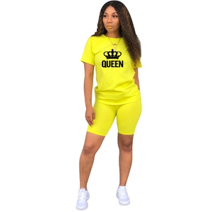 Détail de l'imprimé couronne Queen sur t-shirt jaune fluo et ensemble short cycliste