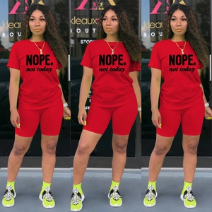 Dettagli del completo due pezzi rosso con t-shirt stampa NOPE e ciclisti coordinati
