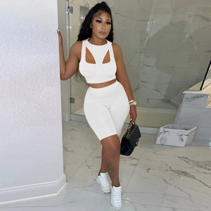 Detail van de witte ribgebreide tweedelige set met crop top en korte strakke broek