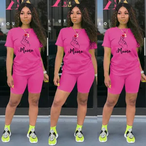 Vista tripla di un set sportivo rosa da donna con stampa a cuore e scritta Mama
